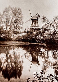 Windmühle mit Mühlenteich in Barnstedt, um 1900