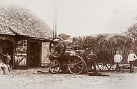 Getreide wird mit einer von einer Dampfmaschine angetriebenen Dreschmaschine gedroschen, Barnstedt, um 1900